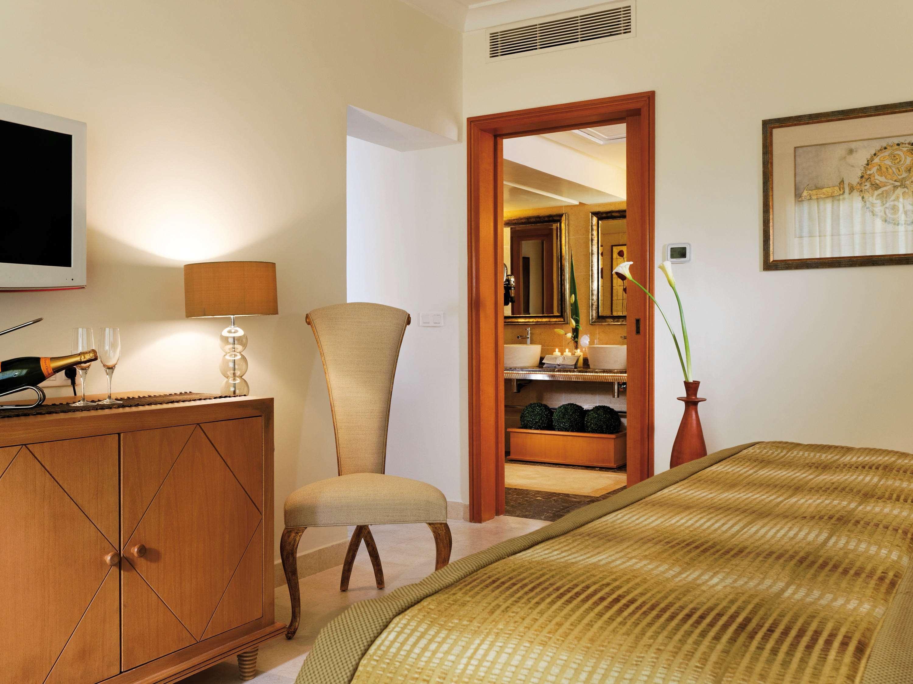 Moevenpick Resort & Marine Spa Sousse Bagian luar foto A room at the hotel