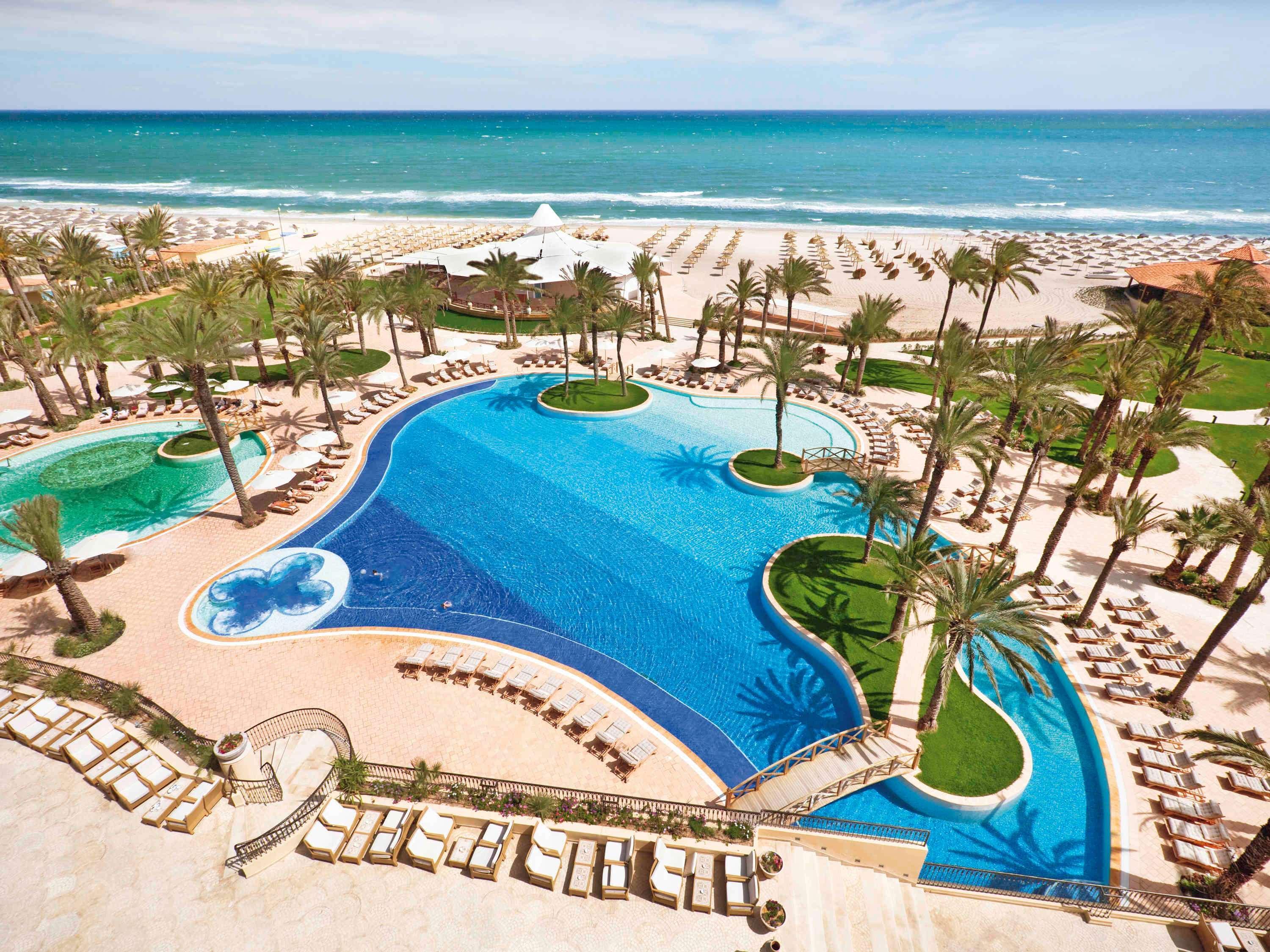 Moevenpick Resort & Marine Spa Sousse Bagian luar foto The swimming pool at the Royal Mirage