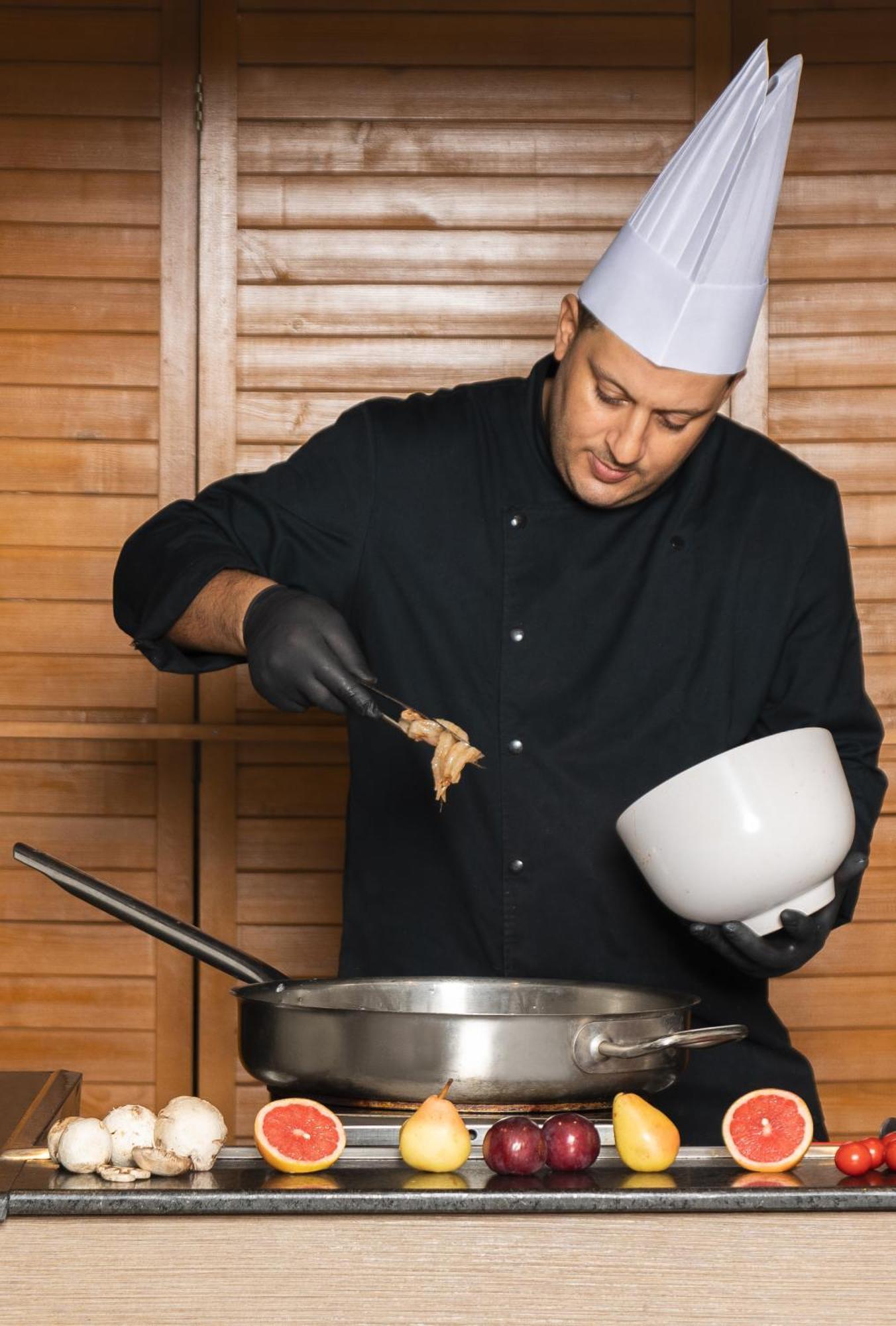 Moevenpick Resort & Marine Spa Sousse Bagian luar foto A chef preparing food