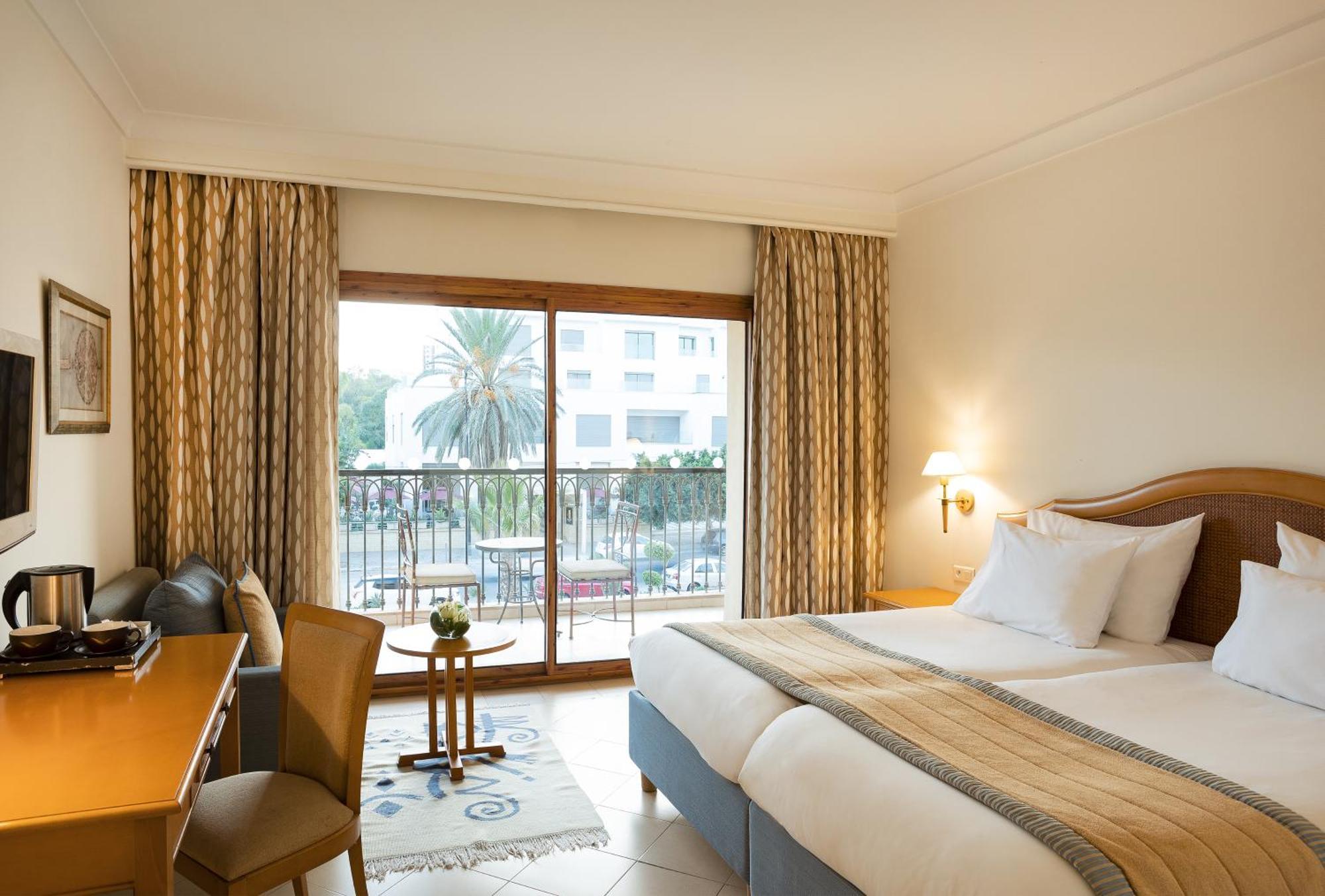 Moevenpick Resort & Marine Spa Sousse Bagian luar foto A room at the hotel