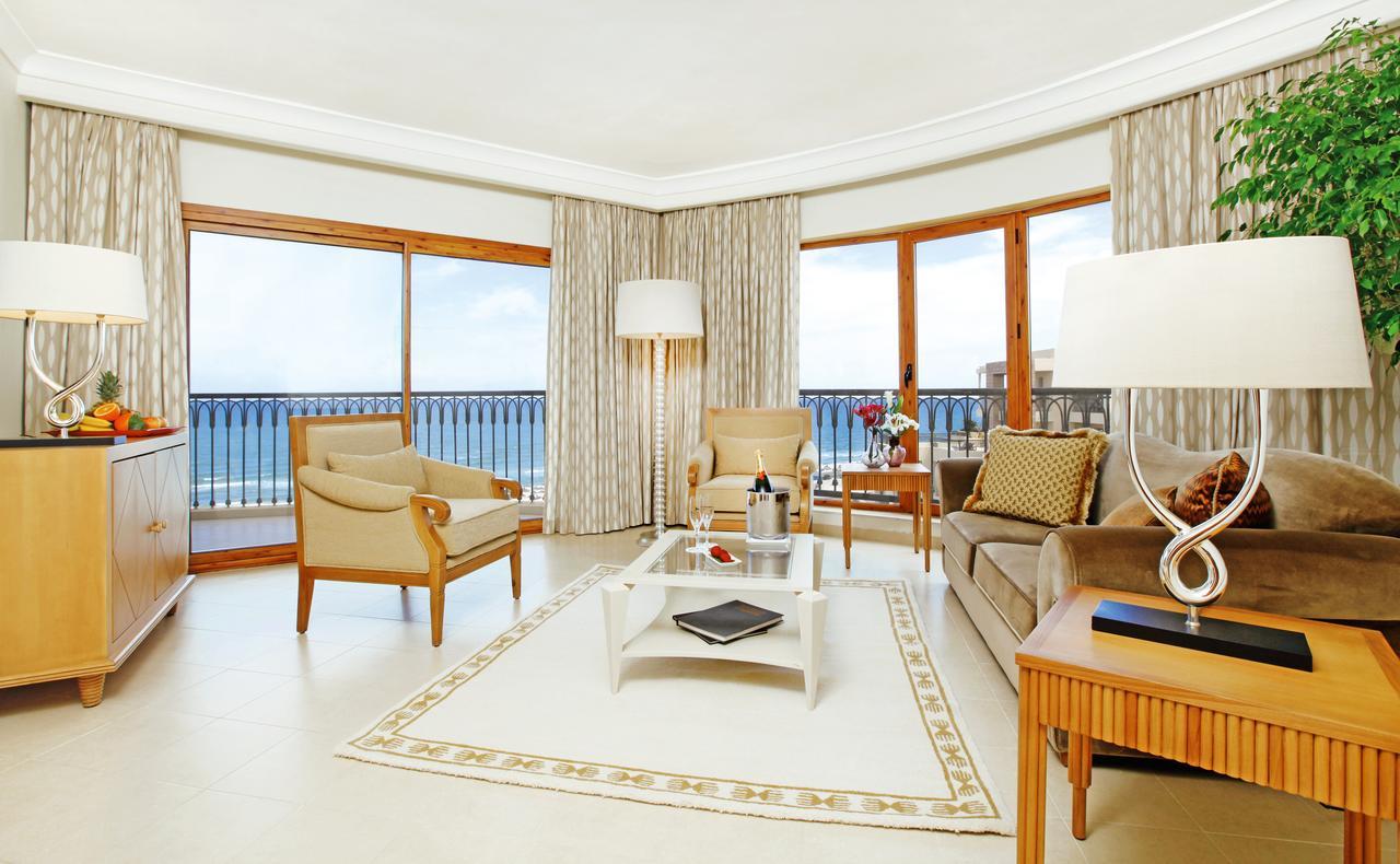 Moevenpick Resort & Marine Spa Sousse Bagian luar foto A living room at the Four Seasons Hotel